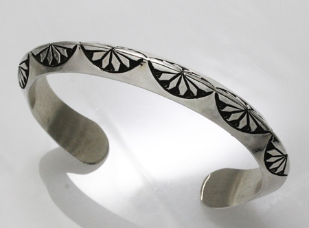 ナバホ族　Randy Secatero　スタンプワーク　トライアングル　バングル　２