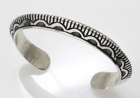 ナバホ族　Randy Secatero　スタンプワーク　トライアングル　バングル　1