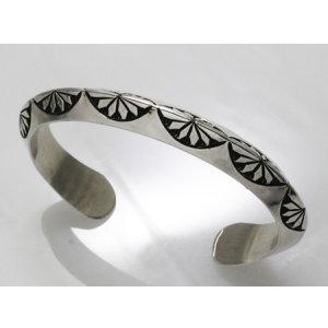 画像: ナバホ族 Randy Secatero スタンプワーク トライアングル バングル 2