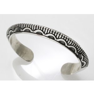 画像: ナバホ族 Randy Secatero スタンプワーク トライアングル バングル 1